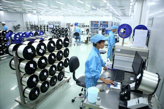 Dây chuyền sản xuất sợi quang được VNPT nghiên cứu và sản xuất thành công. Ảnh: Minh Quyết - TTXVN