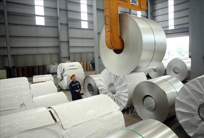 Công nhân vận hành dây truyền sản xuất tại công ty Tôn Hòa Phát (Khu công nghiệp Phố nối B, huyện Văn Lâm, Hưng Yên). Ảnh: Phạm Kiên - TTXVN