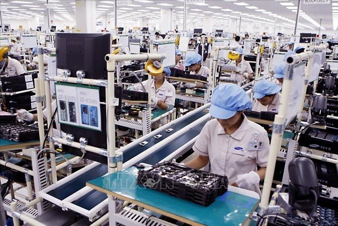 Dây chuyền sản xuất điện thoại di động tại Nhà máy sản xuất điện thoại di động Samsung Việt Nam ở tỉnh Bắc Ninh. Ảnh: Đức Tám - TTXVN