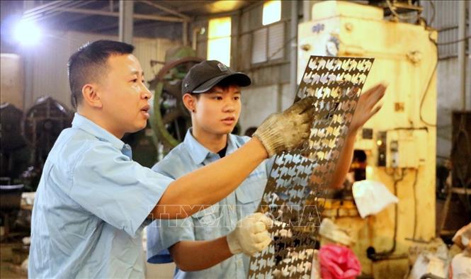 Anh Nguyễn Văn Lục, công nhân khuôn mẫu làm việc tại Công ty cổ phần Điện cơ Hải Phòng. Năm 2022, anh Lục được nhận bằng “Lao động sáng tạo” của Tổng Liên đoàn Lao động Việt Nam với sáng kiến “Cải tiến khuôn dập khóa cài vành lồng quạt công nghiệp”. Sáng kiến này làm lợi cho công ty 200 triệu đồng mỗi năm. Ngoài ra, anh còn có nhiều sáng kiến cải tiến khuôn mẫu, đồ gá ứng dụng vào sản xuất, góp phần nâng cao năng suất, cải thiện thu nhập của người lao động, giảm lãng phí vật tư. Ảnh: Minh Thu- TTXVN