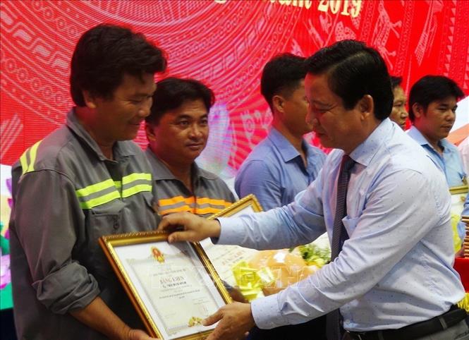 Phó Chủ tịch UBND tỉnh Long An Phạm Tấn Hoà trao bằng khen cho các cá nhân tiêu biểu tại Hội nghị tuyên dương công nhân lao động giỏi năm 2019. Ảnh: Đức Hạnh - TTXVN