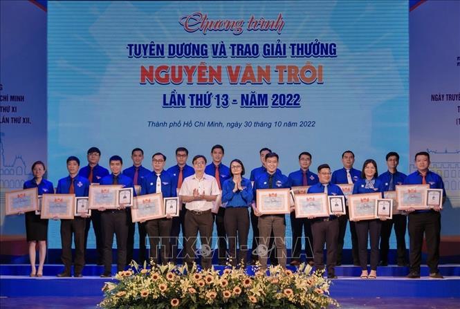 Thành đoàn Thành phố Hồ Chí Minh trao Giải thưởng Nguyễn Văn Trỗi lần thứ 13 - năm 2022 cho 44 thanh niên công nhân tiêu biểu. Ảnh: Hồng Giang - TTXVN