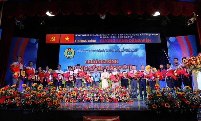Lễ tuyên dương 54 “Gương sáng Đảng viên”, là những đảng viên công nhân trực tiếp sản xuất và công nhân dịch vụ điển hình có thành tích xuất sắc, sáng tạo trong lao động sản xuất, tiêu biểu trong học tập, tu dưỡng và rèn luyện của Thành phố Hồ Chí Minh. Ảnh: Thanh Vũ - TTXVN