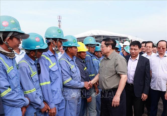  Thủ tướng Phạm Minh Chính thăm, động viên kỹ sư, công nhân thi công Dự án cầu Mỹ Thuận 2. Ảnh: Dương Giang-TTXVN
