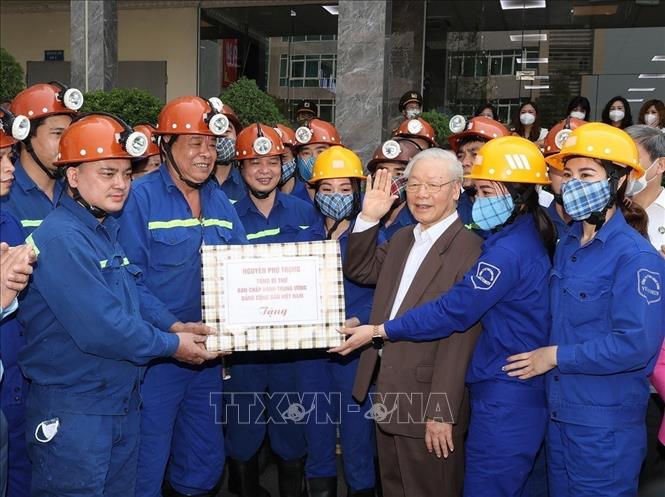 Tổng Bí thư Nguyễn Phú Trọng tặng quà cho cán bộ, công nhân Công ty Cổ phần than Vàng Danh - Vinacomin tại khu tập thể 314 trước khi vào ca sản xuất. Ảnh: Trí Dũng – TTXVN