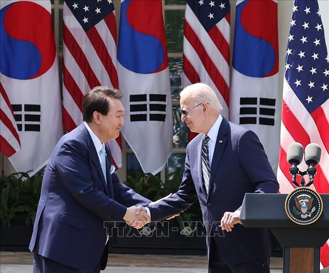 Tổng thống Mỹ Joe Biden (phải) trong cuộc họp báo chung với người đồng cấp Hàn Quốc Yoon Suk Yeol tại Washington DC., ngày 26/4/2023. Ảnh: YONHAP/TTXVN