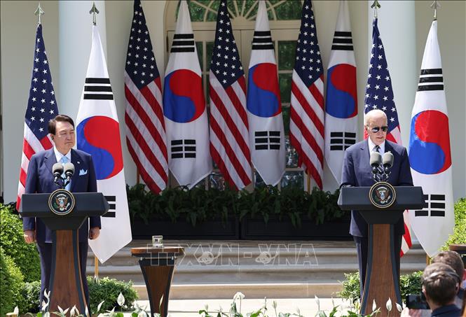 Tổng thống Mỹ Joe Biden (phải) trong cuộc họp báo chung với người đồng cấp Hàn Quốc Yoon Suk Yeol tại Washington DC., ngày 26/4/2023. Ảnh: YONHAP/TTXVN