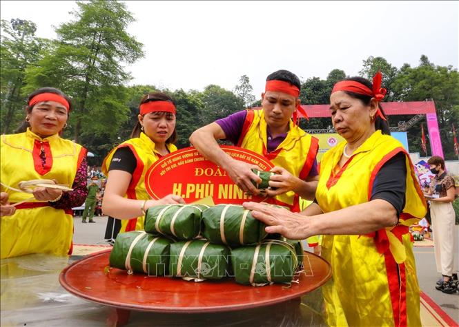 Đội thi huyện Phù Ninh hoàn thành phần gói bánh chưng. Ảnh: Tuấn Đức - TTXVN