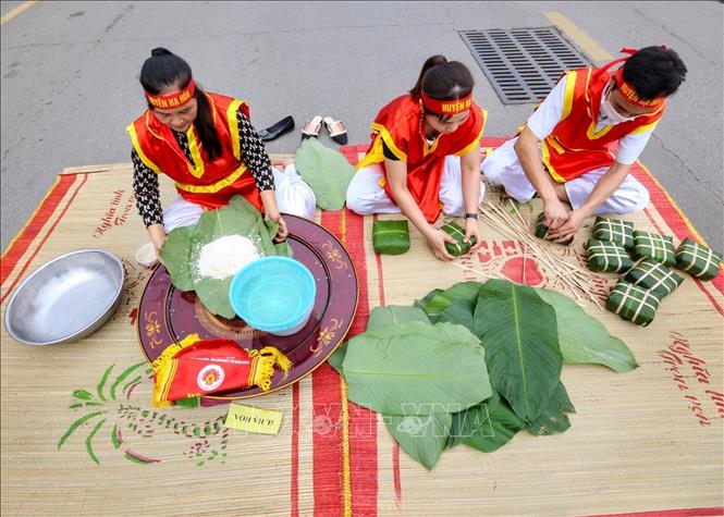 Đội thi huyện Hạ Hoà trong phần thi gói, nấu bánh chưng. Ảnh: Tuấn Đức - TTXVN