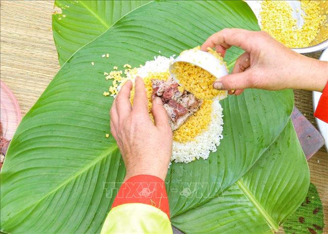 Phần thi gói, nấu bánh chưng, các đội tham gia tranh tài gói 10 chiếc bánh chưng trong thời gian tối đa 10 phút và luộc bánh trong 5 giờ. Ảnh: Tuấn Đức - TTXVN