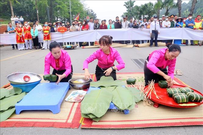 Đội thi huyện Thanh Sơn trong phần thi gói, nấu bánh chưng. Ảnh: Tuấn Đức - TTXVN