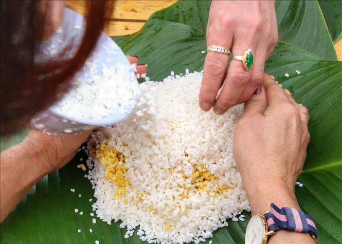 Phần thi gói, nấu bánh chưng, các đội tham gia tranh tài gói 10 chiếc bánh chưn, trong thời gian tối đa 10 phút và luộc bánh trong 5 giờ. Ảnh: Tuấn Đức - TTXVN