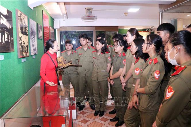 Trong ảnh: Các sinh viên Đại học Sư phạm Thành phố Hồ Chí Minh tham quan Bảo tàng Chiến dịch Hồ Chí Minh. Ảnh: Xuân Khu - TTXVN