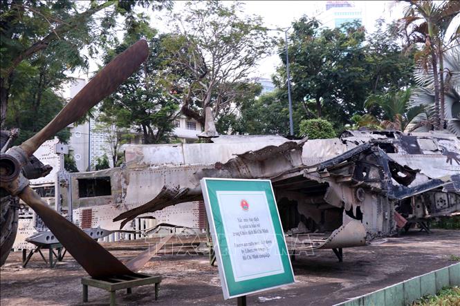 Trong ảnh: Xác máy bay địch bị bắn cháy được trưng bày tại khu trưng bày ngoài trời tại Bảo tàng Chiến dịch Hồ Chí Minh. Ảnh: Xuân Khu - TTXVN