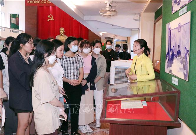 Trong ảnh: Khách tham quan Bảo tàng Chiến dịch Hồ Chí Minh. Ảnh: Xuân Khu - TTXVN