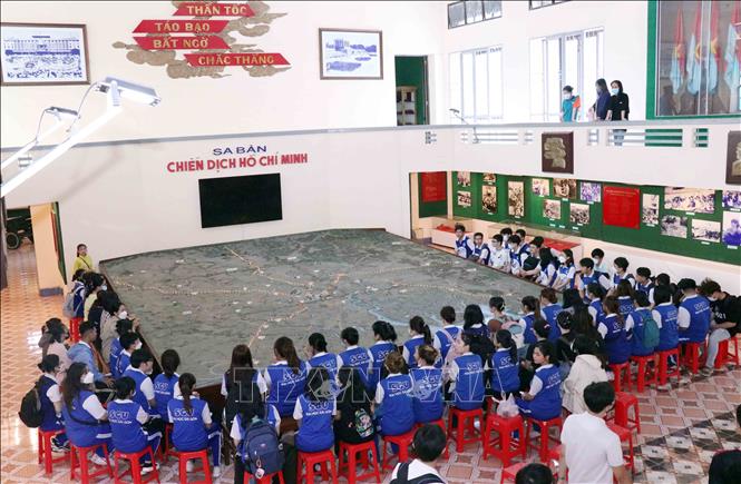 Trong ảnh: Sinh viên trường Đại học Kinh tế Thành phố Hồ Chí Minh tìm hiểu diễn biến chiến dịch Hồ Chí Minh qua mô hình sa bàn chiến dịch rộng60 m2 đặt ngay trung tâm Bảo tàng Chiến dịch Hồ Chí Minh. Ảnh: Xuân Khu - TTXVN