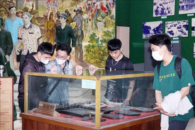 Trong ảnh: Khách tham quan Bảo tàng Chiến dịch Hồ Chí Minh. Ảnh: Xuân Khu - TTXVN

