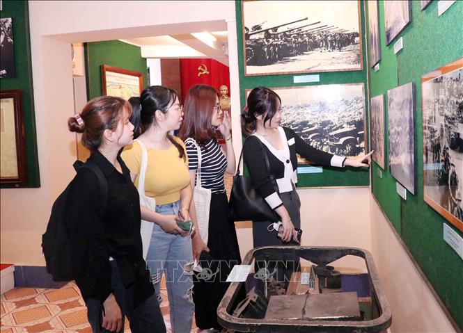 Trong ảnh: Thế hệ trẻ tìm hiểu về những chiến công của cha ông trong lịch sử. Ảnh: Xuân Khu - TTXVN