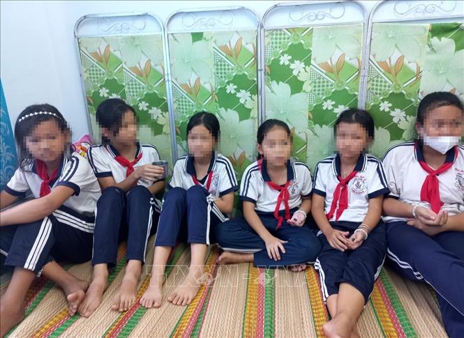 Trong ảnh: 9 em học sinh đang được chăm sóc và theo dõi tại Trung Tâm Y tế Đồng xoài. Ảnh: Đậu Tất Thành – TTXVN.
