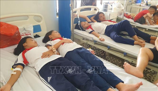 Trong ảnh: 9 em học sinh đang được chăm sóc và theo dõi tại Trung Tâm Y tế Đồng Xoài. Ảnh: Đậu Tất Thành – TTXVN.
