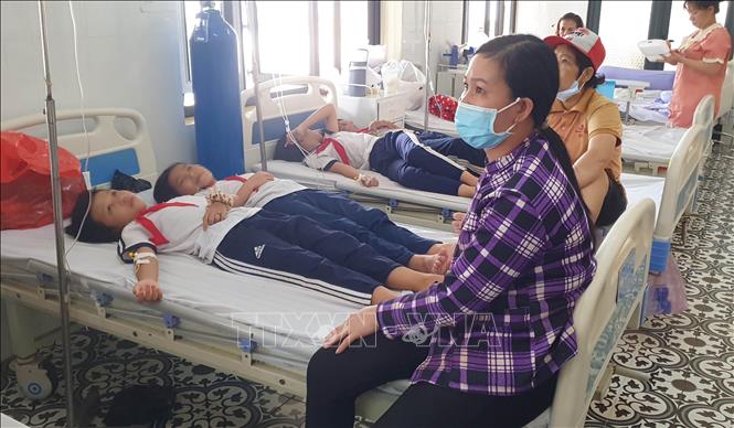 Trong ảnh: 9 em học sinh đang được chăm sóc và theo dõi tại Trung Tâm Y tế Đồng Xoài. Ảnh: Đậu Tất Thành – TTXVN.

