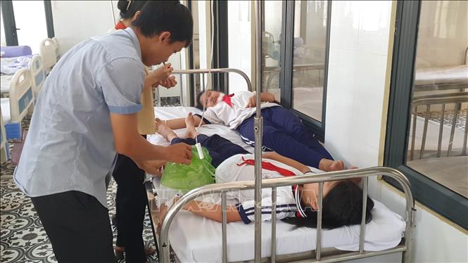 Trong ảnh: 9 em học sinh đang được chăm sóc và theo dõi tại Trung Tâm Y tế Đồng Xoài. Ảnh: Đậu Tất Thành – TTXVN.
