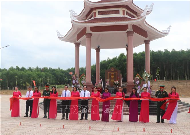 Trong ảnh: Các đại biểu cắt băng khánh thành bia di tích tại đồi Xuân Sơn. Ảnh: Sỹ Thắng - TTXVN