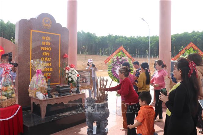 Trong ảnh: Người dân thắp hương tưởng nhớ các Anh hùng liệt sỹ. Ảnh: Sỹ Thắng - TTXVN