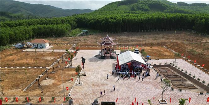 Trong ảnh: Khu tưởng niệm được xây dựng trên đồi Xuân Sơn, tỉnh Bình Định. Ảnh: Sỹ Thắng - TTXVN