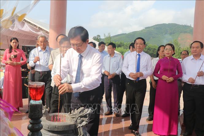 Trong ảnh: Lãnh đạo tỉnh Bình Định dâng hương tưởng nhớ các liệt sỹ. Ảnh: Sỹ Thắng - TTXVN