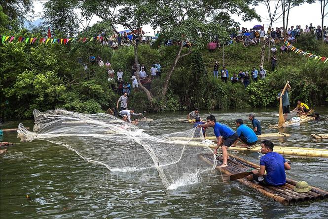 Trong ảnh: Người dân tại các xóm trong xã Lỗ Sơn (Tân Lạc, Hòa Bình) tham gia thi tung lưới bắt cá. Ảnh: Trọng Đạt - TTXVN