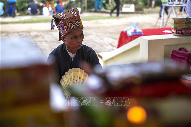 Trong ảnh: Thầy Mo làm lễ tại Miếu trước khi lễ hội bắt cá suối truyền thống Lỗ Sơn bắt đầu. Ảnh: Trọng Đạt - TTXVN