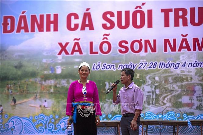 Trong ảnh: Phần giao lưu hát đối của bà con nhân dân xã Lỗ Sơn tại lễ hội. Ảnh: Trọng Đạt - TTXVN
