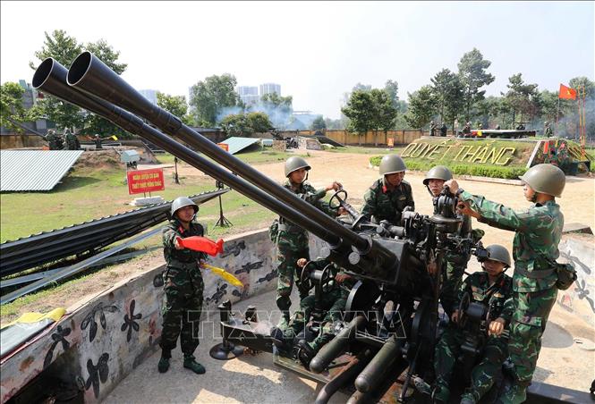 Chiến sĩ Đại đội 8, Tiểu đoàn phòng không 3 ngắm bắn mục tiêu của pháo 37mm trong buổi huấn luyện báo động cấp 1, sẵn sàng chiến đấu bảo vệ các mục tiêu trên thành phố mang tên Bác. Ảnh: Trọng Đức - TTXVN