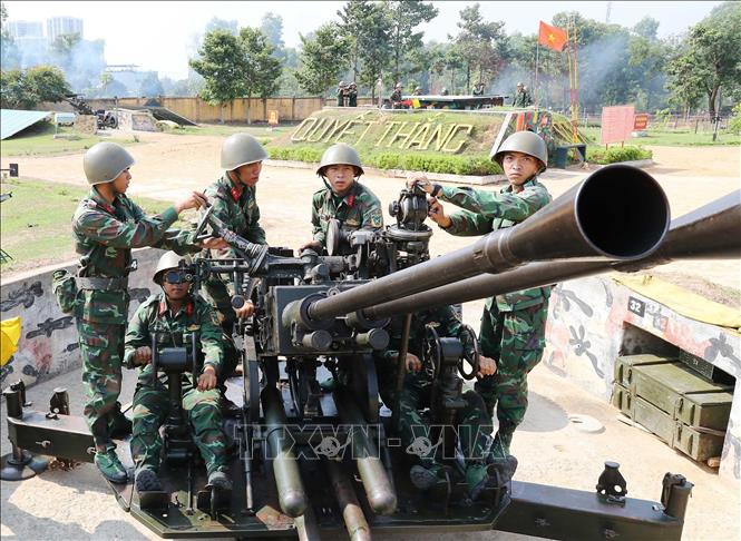 Chiến sĩ Đại đội 8, Tiểu đoàn phòng không 3 ngắm bắn mục tiêu của pháo 37mm trong buổi huấn luyện báo động cấp 1, sẵn sàng chiến đấu bảo vệ các mục tiêu trên thành phố mang tên Bác. Ảnh: Trọng Đức - TTXVN