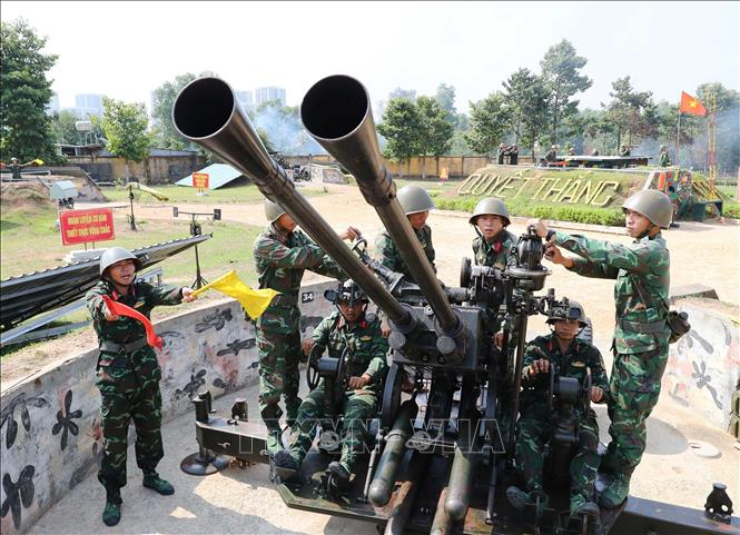 Chiến sĩ Đại đội 8, Tiểu đoàn phòng không 3 ngắm bắn mục tiêu của pháo 37mm trong buổi huấn luyện báo động cấp 1, sẵn sàng chiến đấu bảo vệ các mục tiêu trên thành phố mang tên Bác. Ảnh: Trọng Đức - TTXVN