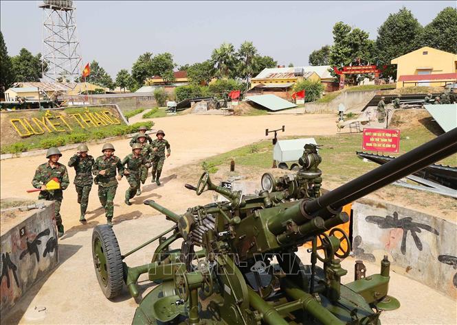 Chiến sĩ Đại đội 8, Tiểu đoàn phòng không 3 huấn luyện báo động cấp 1 sẵn sàng chiến đấu trên trận địa pháo phòng không 37 mm, bảo vệ các mục tiêu trên thành phố mang tên Bác. Ảnh: Trọng Đức - TTXVN