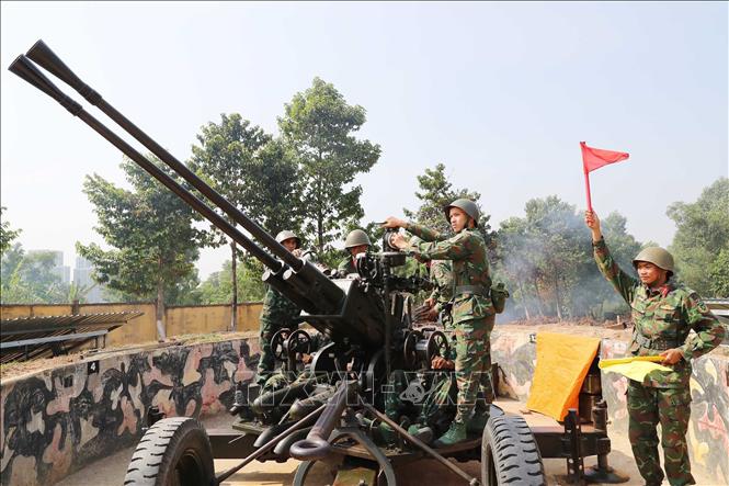 Chiến sĩ Đại đội 8, Tiểu đoàn phòng không 3 ngắm bắn mục tiêu của pháo 37mm trong buổi huấn luyện báo động cấp 1 sẵn sàng chiến đấu bảo vệ các mục tiêu trên thành phố mang tên Bác. Ảnh: Trọng Đức - TTXVN