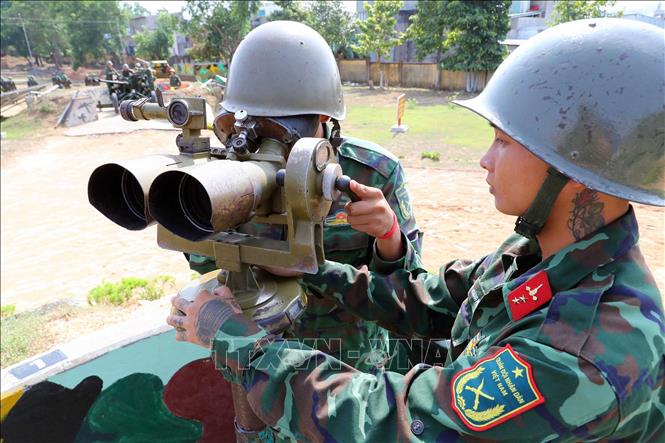 Chiến sĩ Đại đội 8, Tiểu đoàn phòng không 3 sử dụng kính chỉ huy sục sạo mục tiêu của pháo 37mm trong buổi huấn luyện báo động cấp 1, sẵn sàng chiến đấu bảo vệ các mục tiêu trên thành phố mang tên Bác. Ảnh: Trọng Đức - TTXVN