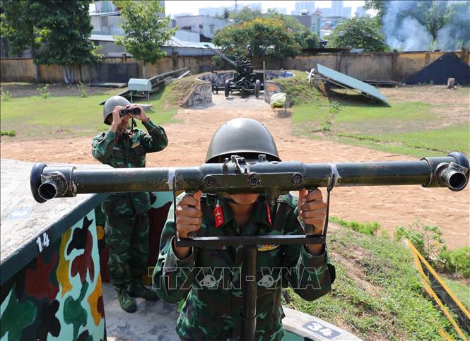 Chiến sĩ Đại đội 8, Tiểu đoàn phòng không 3 sử dụng máy đo xa đo cự ly mục tiêu của pháo 37mm trong buổi huấn luyện báo động cấp 1 sẵn sàng chiến đấu bảo vệ các mục tiêu trên thành phố mang tên Bác. Ảnh: Trọng Đức - TTXVN