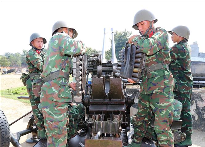 Chiến sĩ Đại đội 8, Tiểu đoàn phòng không 3 nạp đạn vào pháo 37mm trong buổi huấn luyện báo động cấp 1, sẵn sàng chiến đấu bảo vệ các mục tiêu trên thành phố mang tên Bác. Ảnh: Trọng Đức - TTXVN