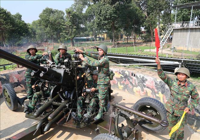 Chiến sĩ Đại đội 8, Tiểu đoàn phòng không 3 huấn luyện báo động cấp 1, sẵn sàng chiến đấu trên trận địa pháo phòng không 37 mm, bảo vệ các mục tiêu trên thành phố mang tên Bác. Ảnh: Trọng Đức - TTXVN