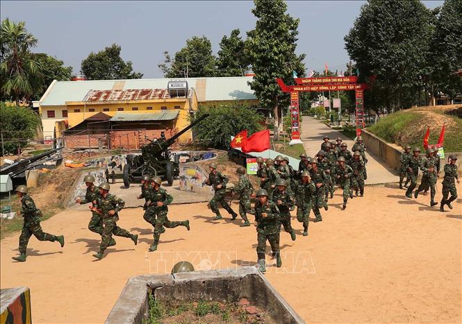 Chiến sĩ Đại đội 8, Tiểu đoàn phòng không 3 huấn luyện báo động cấp 1, sẵn sàng chiến đấu trên trận địa pháo phòng không 37 mm, bảo vệ các mục tiêu trên thành phố mang tên Bác. Ảnh: Trọng Đức - TTXVN