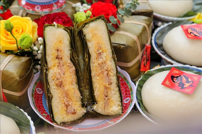 Bánh chưng sau 5 giờ nấu phải đảm bảo chín đều, thơm ngon. Ảnh: Tuấn Đức - TTXVN