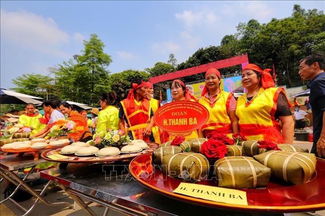 Sản phẩm bánh chưng, bánh giầy của đội thi huyện Thanh Ba. Ảnh: Tuấn Đức - TTXVN