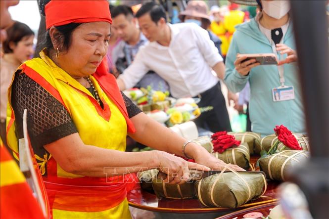 Cắt bánh chưng để giám khảo chấm giải. Ảnh: Tuấn Đức - TTXVN