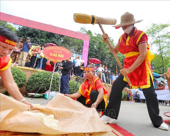 Đội thi huyện Hạ Hoà trong phần thi giã bánh giầy. Ảnh: Tuấn Đức - TTXVN