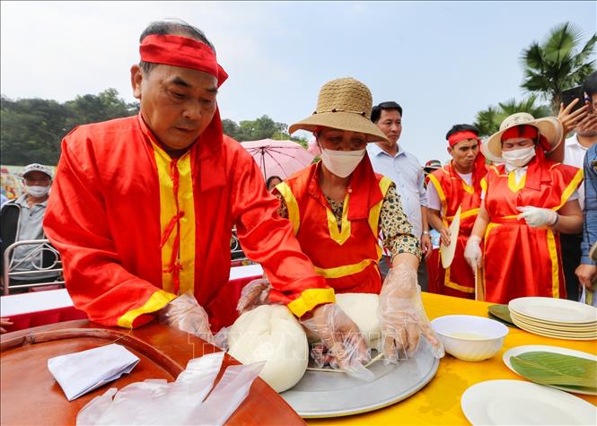 Sau khi giã, bánh giầy được các nghệ nhân nặn thành hình tròn truyền thống. Ảnh: Tuấn Đức - TTXVN