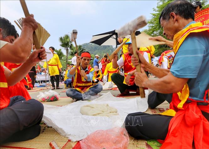 Đội thi huyện Thanh Thuỷ trong phần thi giã bánh giầy. Ảnh: Tuấn Đức - TTXVN