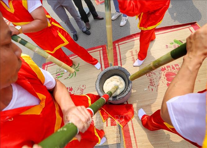 Đội thi TP. Việt Trì trong phần thi giã bánh giầy. Ảnh: Tuấn Đức - TTXVN